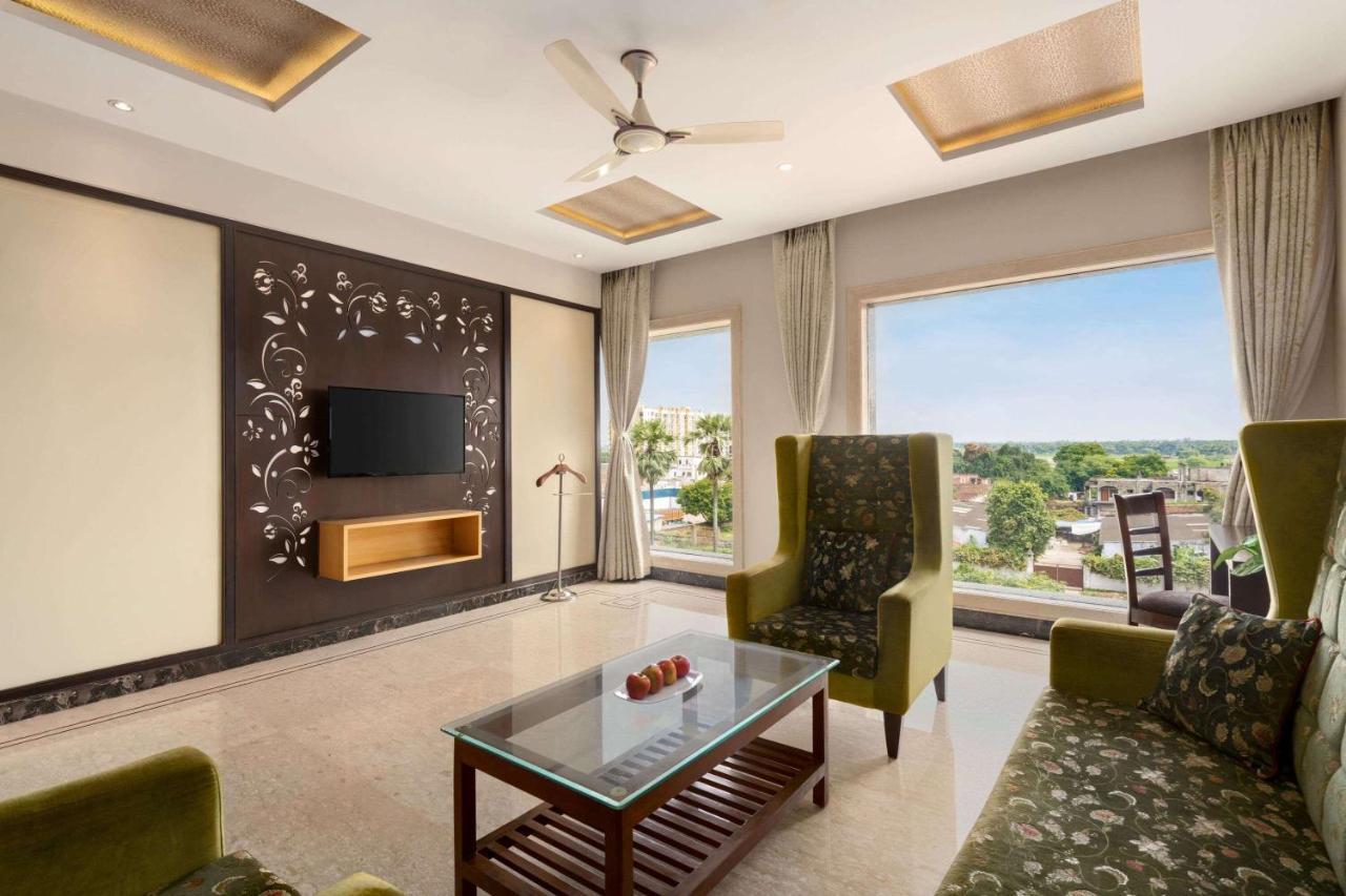 Ramada By Wyndham Varanasi Katesar Chandauli エクステリア 写真