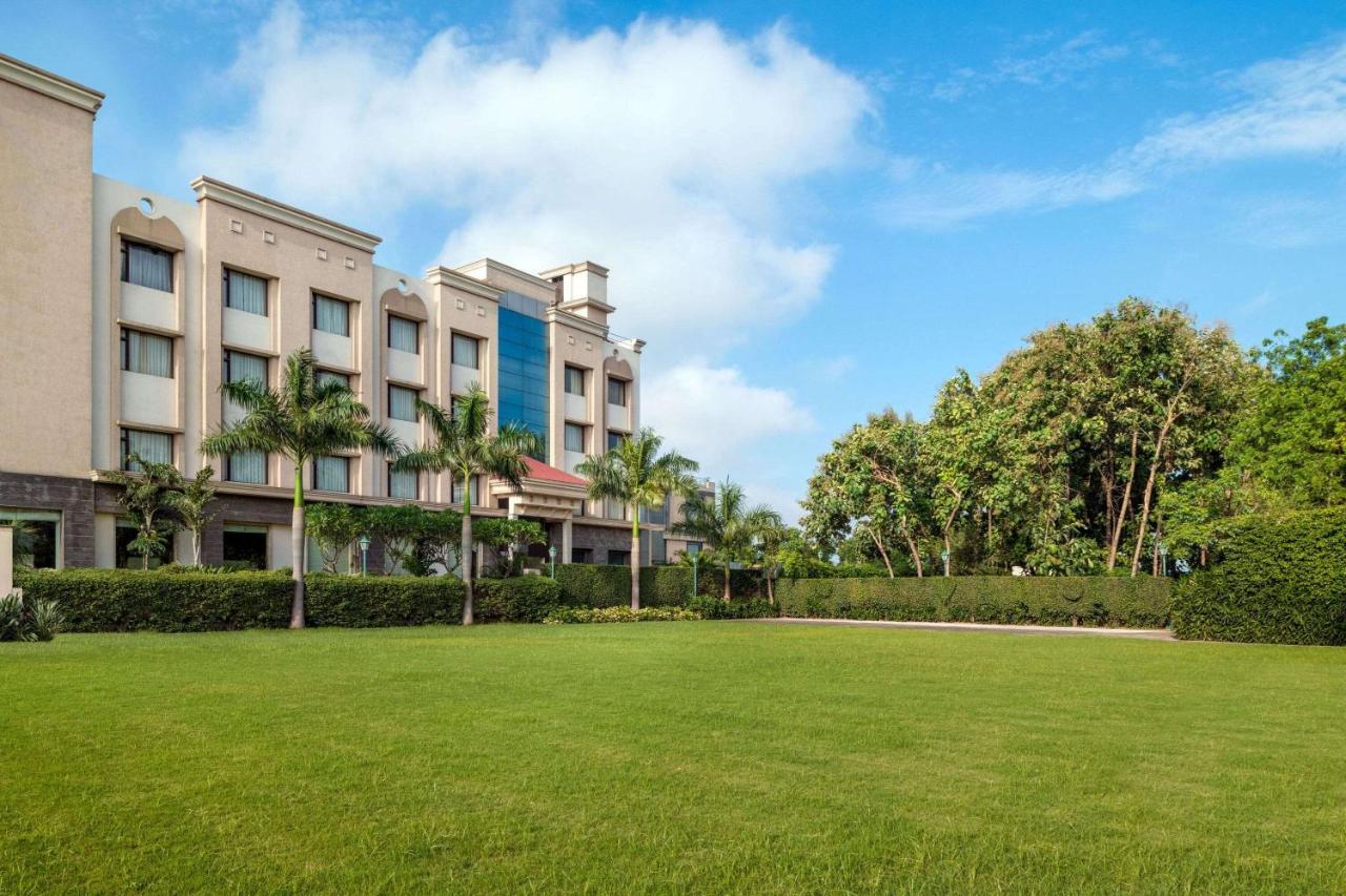 Ramada By Wyndham Varanasi Katesar Chandauli エクステリア 写真