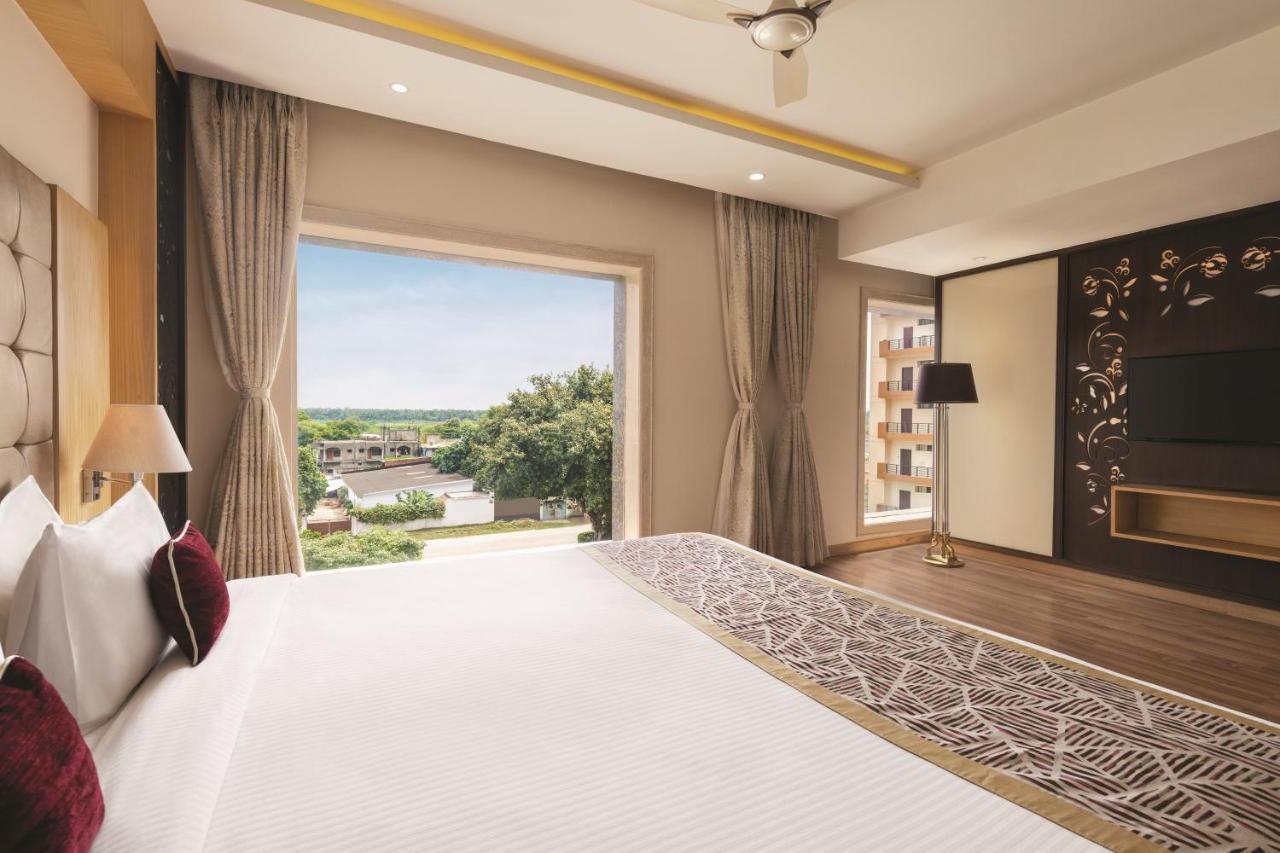 Ramada By Wyndham Varanasi Katesar Chandauli エクステリア 写真