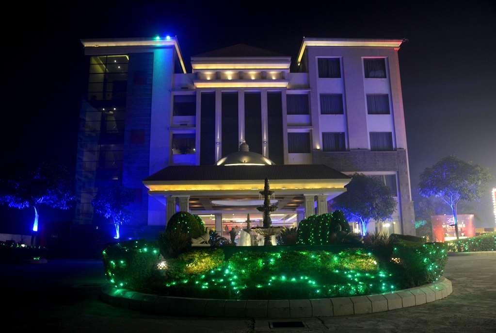 Ramada By Wyndham Varanasi Katesar Chandauli エクステリア 写真