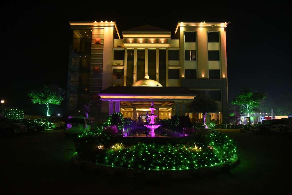 Ramada By Wyndham Varanasi Katesar Chandauli エクステリア 写真