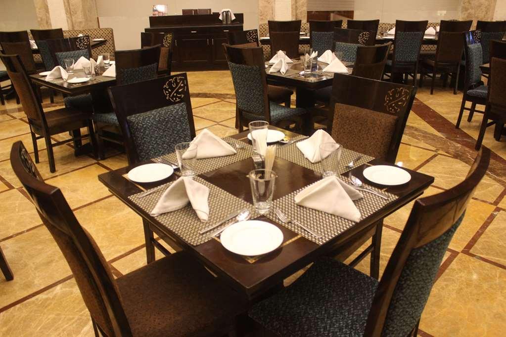 Ramada By Wyndham Varanasi Katesar Chandauli レストラン 写真